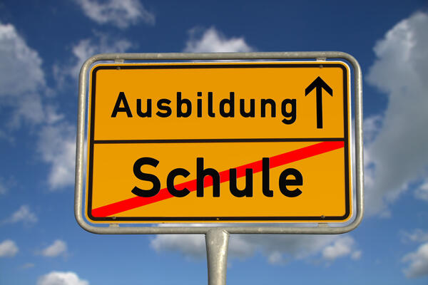 Bild vergr&ouml;&szlig;ern: Ein Ortsschild. Aufschrift Schule ist durchgestrichen, dar�ber die Schrift Ausbildung mit einem Pfeil der nach oben zeigt.