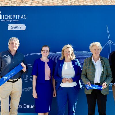 Bild vergr&ouml;&szlig;ern: Gruppenbild zur Speichereinweihung